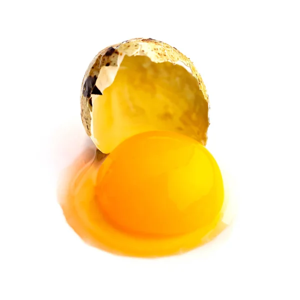 Beyaz Arka Planda Kırık Bıldırcın Yumurtası Eko Ürün Sağlıklı Gıda — Stok fotoğraf