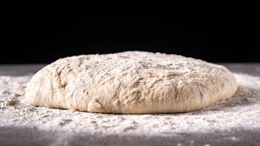 siyah arka planda un ile hamur