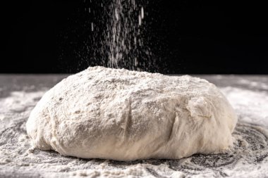 siyah arka planda un ile hamur