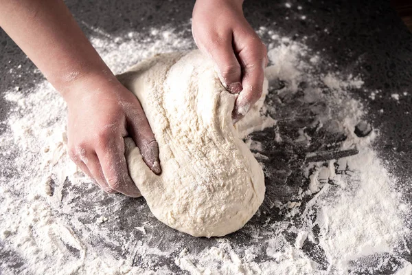 Fare la pasta da mani femminili a pasticceria — Foto Stock