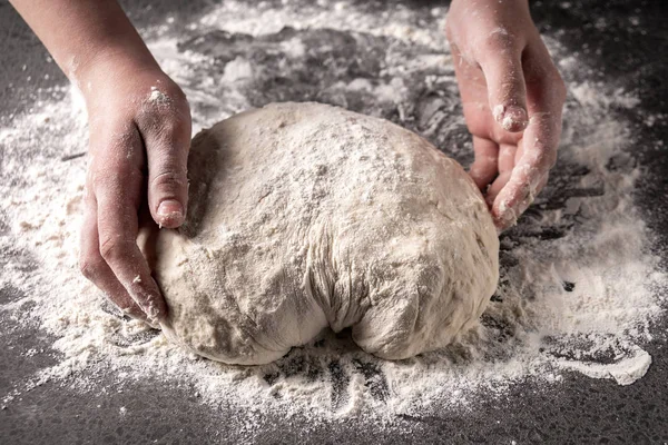 Fare la pasta da mani femminili a pasticceria — Foto Stock