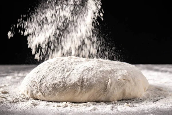 Pasta con farina su fondo nero — Foto Stock