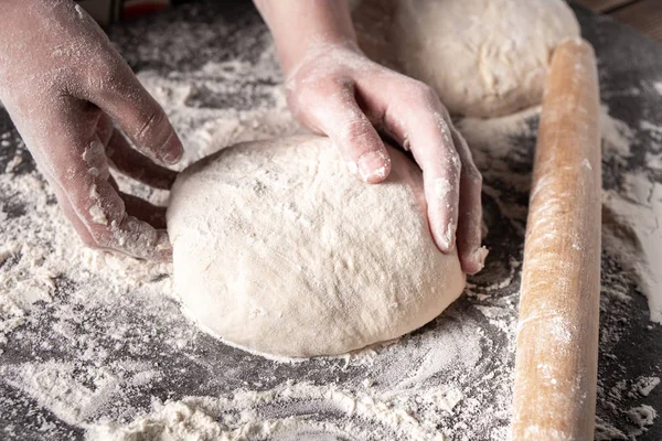 Vydělávání těsta ženskými rukami v pekárně — Stock fotografie