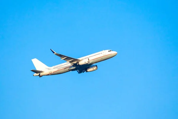 Mavi gökyüzünde yolcu uçağı. — Stok fotoğraf