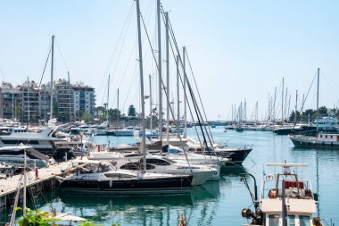 Yunanistan 'ın Pire limanına küçük yelkenli tekne ve yatlar yanaştı