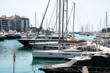 Yunanistan 'ın Pire limanına küçük yelkenli tekne ve yatlar yanaştı