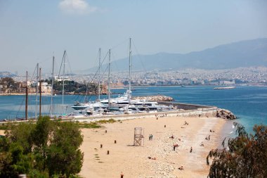 Yunanistan 'ın Pire limanına küçük yelkenli tekne ve yatlar yanaştı