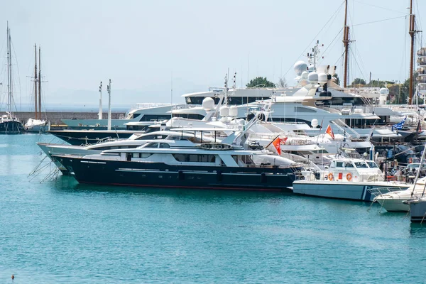 Small sailing boats and yachts docked at port of Piraeus, Greece — Stock Photo, Image