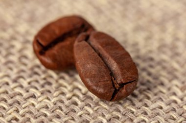 Kahve çekirdeklerini kumaş torbaya koy.