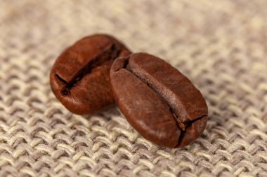 Kahve çekirdeklerini kumaş torbaya koy.