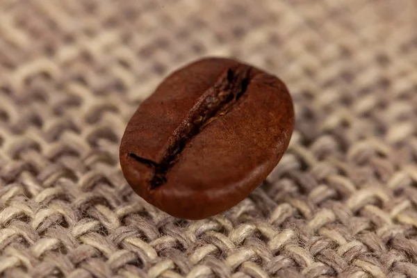 Κοντινό πλάνο κόκκων καφέ σε υφασμάτινο σάκο — Φωτογραφία Αρχείου