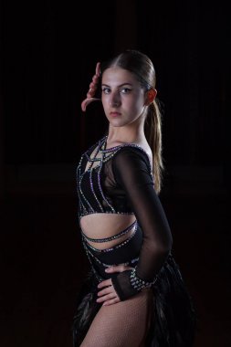 Siyah bac zarif siyah elbise güzel Latino dansçı kız