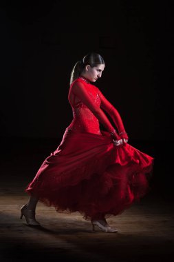 Siyah Ba 'da izole edilmiş kırmızı elbiseli İspanyol flamenko dansçısı.