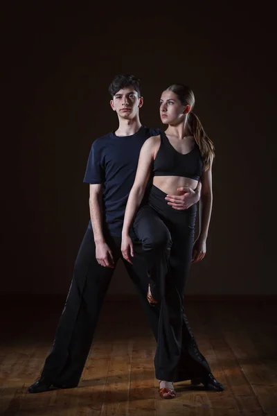 Hermosas bailarinas jóvenes en el salón de baile aisladas sobre fondo negro —  Fotos de Stock