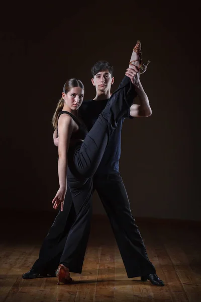 Hermosas bailarinas jóvenes en el salón de baile aisladas sobre fondo negro —  Fotos de Stock