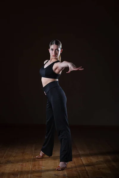 Menina bonita vestindo sportswear preto está treinando na dança — Fotografia de Stock