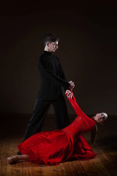 Hermosas bailarinas jóvenes en el salón de baile aisladas sobre fondo negro —  Fotos de Stock