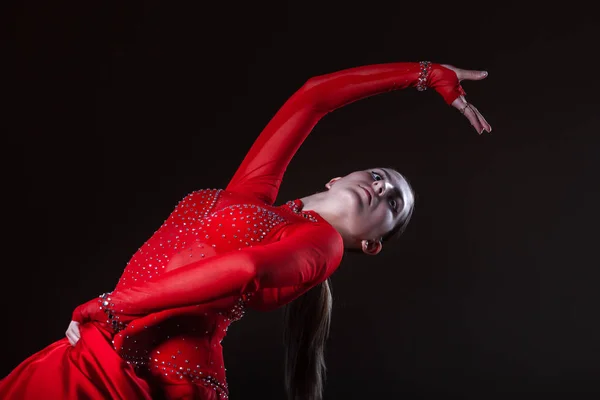 Jovem dançarina hispânica flamenco em vestido vermelho isolado em preto ba — Fotografia de Stock