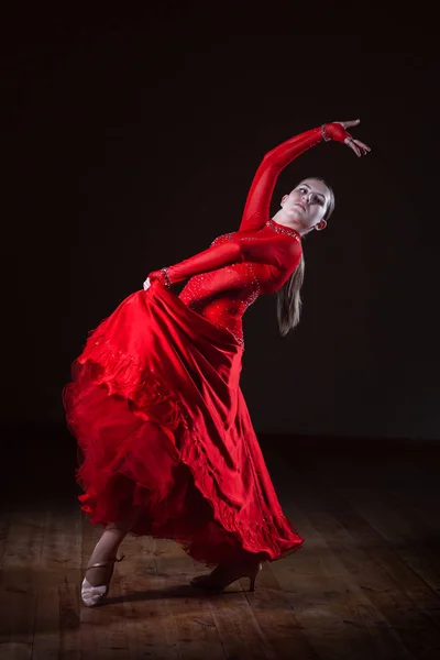 Joven bailarina de flamenco hispana en traje rojo aislado en ba negra —  Fotos de Stock