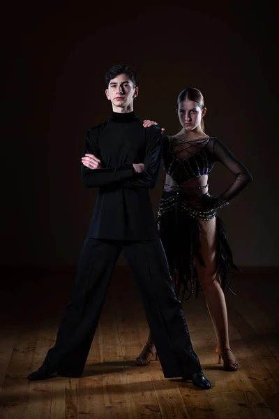 Vackra unga dansare i Ballroom isolerad på svart bakgrund — Stockfoto