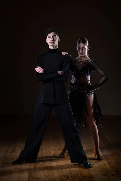 Hermosas bailarinas jóvenes en el salón de baile aisladas sobre fondo negro —  Fotos de Stock