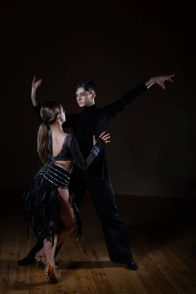 Hermosas bailarinas jóvenes en el salón de baile aisladas sobre fondo negro —  Fotos de Stock