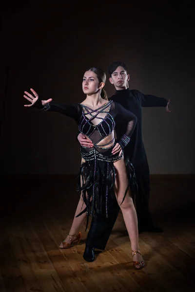 Belos jovens dançarinos no salão de baile isolado no fundo preto — Fotografia de Stock