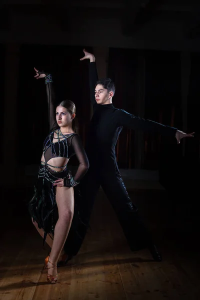 Hermosas bailarinas jóvenes en el salón de baile aisladas sobre fondo negro —  Fotos de Stock