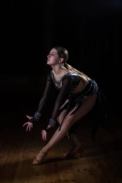 Beautiful Latino dancer girl in elegant black dress on black bac — Stock Photo, Image