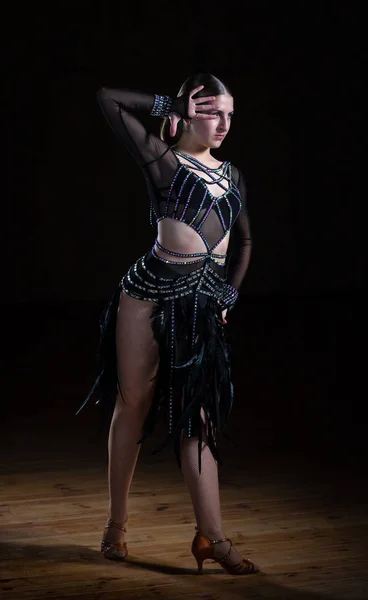 Beautiful Latino dancer girl in elegant black dress on black bac — Stock Photo, Image