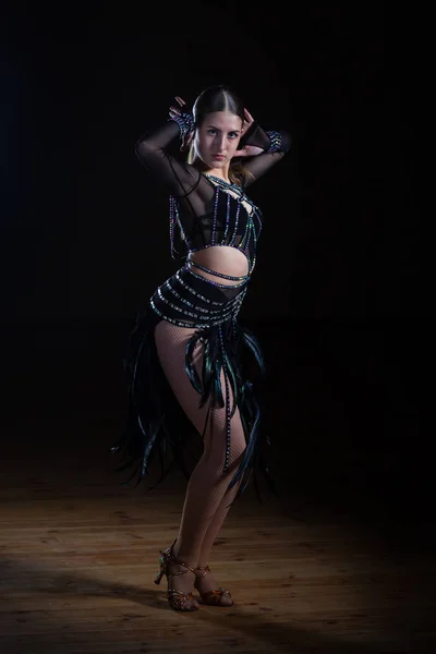 Beautiful Latino dancer girl in elegant black dress on black bac — Stock Photo, Image