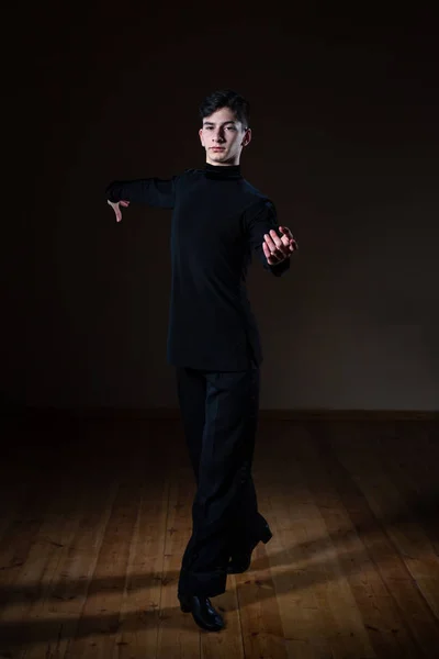 Jovem dançarina no salão de baile em um fundo preto — Fotografia de Stock