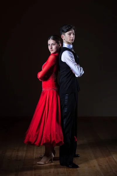Belos jovens dançarinos no salão de baile isolado no fundo preto — Fotografia de Stock