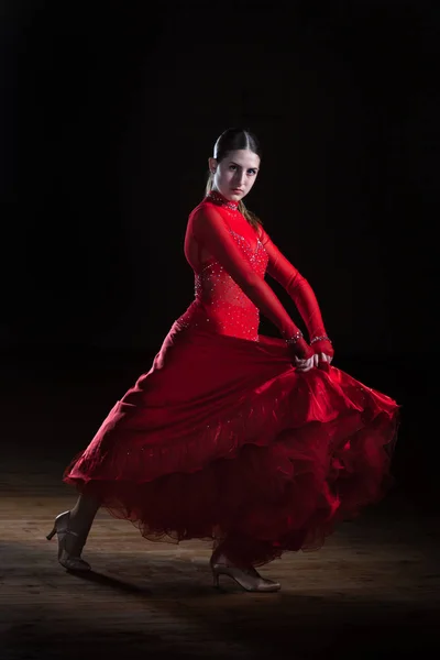 Jovem dançarina hispânica flamenco em vestido vermelho isolado em preto ba — Fotografia de Stock