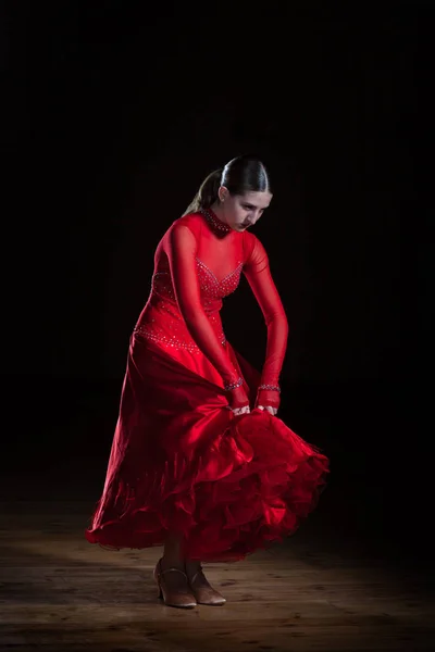 Jovem dançarina hispânica flamenco em vestido vermelho isolado em preto ba — Fotografia de Stock