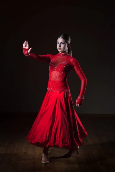 Jovem dançarina hispânica flamenco em vestido vermelho isolado em preto ba — Fotografia de Stock