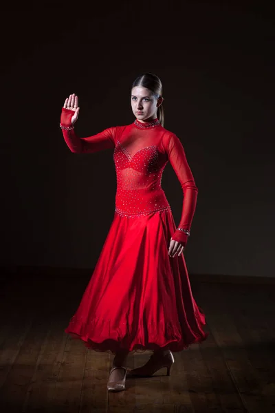 Jovem dançarina hispânica flamenco em vestido vermelho isolado em preto ba — Fotografia de Stock