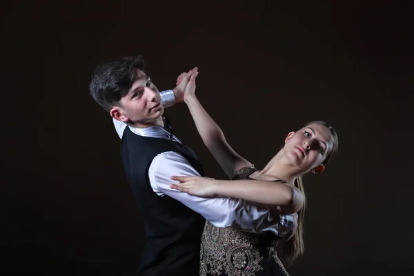 Hermosas bailarinas jóvenes en el salón de baile aisladas sobre fondo negro —  Fotos de Stock