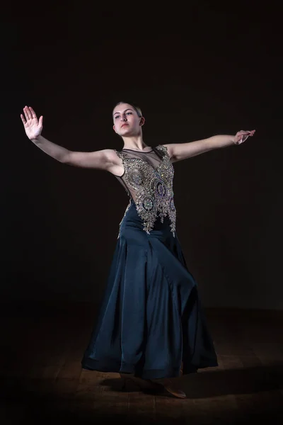 Menina dançarina bonita no salão de baile isolado no fundo preto — Fotografia de Stock