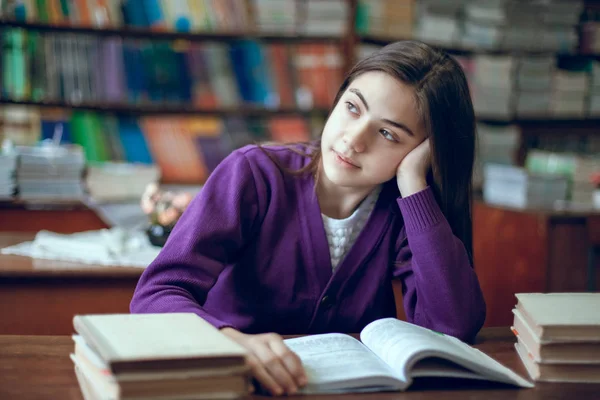 図書館に座って本を読む美しい女子高生 — ストック写真