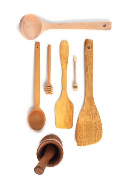 Beyaz arka planda izole edilmiş çeşitli ahşap mutfak aletleri