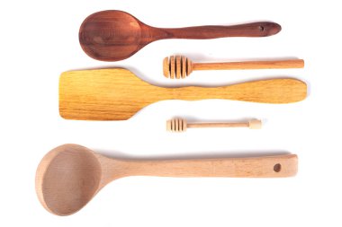 Beyaz arka planda izole edilmiş çeşitli ahşap mutfak aletleri