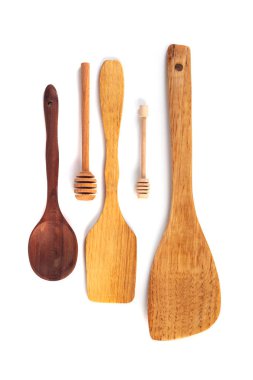 Beyaz arka planda izole edilmiş çeşitli ahşap mutfak aletleri