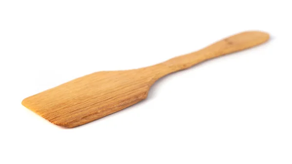 Деревянная кухонная лопатка на белом фоне — стоковое фото