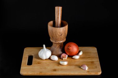 Tahta havan topu (pound), tokmak, soğan, sarımsak ve diğer sebzeler