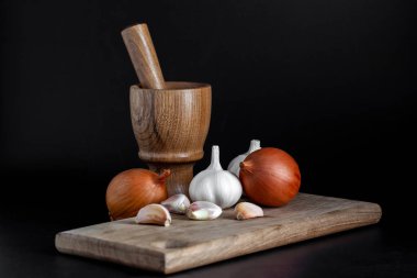 Tahta havan topu (pound), tokmak, soğan, sarımsak ve diğer sebzeler
