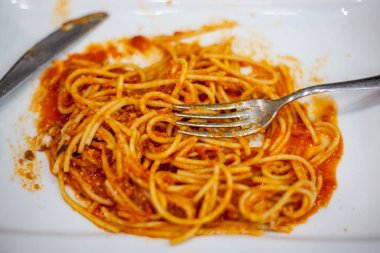Domates sosu ve parmesan ile lezzetli iştah açıcı makarna spagetti