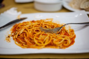 Domates sosu ve parmesan ile lezzetli iştah açıcı makarna spagetti