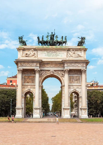 Arch of Peace, or Arco della Pace, city gate in the centre of th — Stock Photo, Image