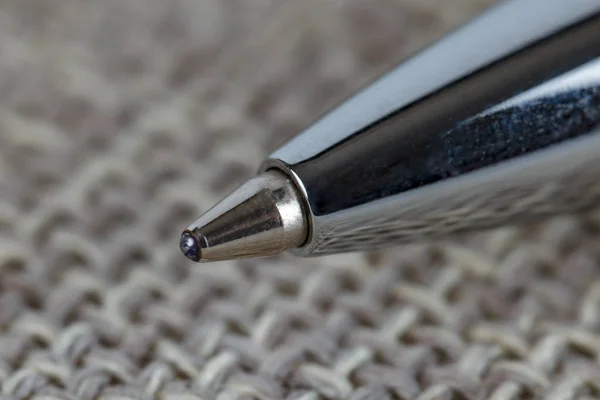Шариковая ручка на мешковидной ткани, выборочное фокусирование на мяче — стоковое фото